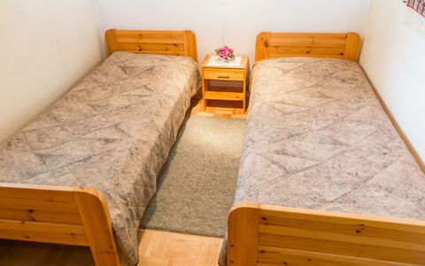 Tintintaival 2 a 8: Hout, Flooring, Verdieping, Meubilair, Houten Vloer, Interieur Ontwerp, Stapelbed, Kamer, Beits, Hardwood