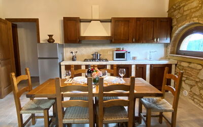 Aves 650.10: Meubilair, Tafel, Stoel, Hout, Verlichting, Countertop, Flooring, Verdieping, Keuken En Eettafel, Keuken