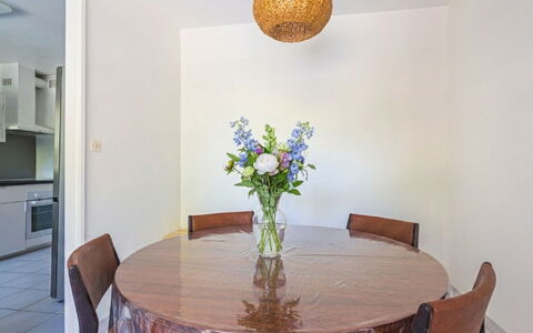 Les Roches Fleuries: Meubilair, Interieur Ontwerp, Stoel, Flooring, Tafel, Toevlucht, Verdieping, Plafond, Kamer, Eco Hotel