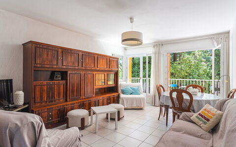 Les Roches Fleuries: Meubilair, Interieur Ontwerp, Stoel, Flooring, Tafel, Toevlucht, Verdieping, Plafond, Kamer, Eco Hotel