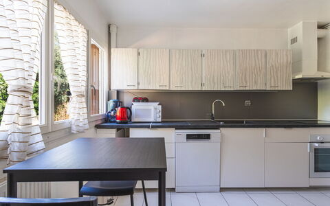 Les Roches Fleuries: Meubilair, Interieur Ontwerp, Stoel, Flooring, Tafel, Toevlucht, Verdieping, Plafond, Kamer, Eco Hotel