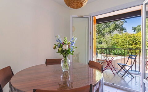Les Roches Fleuries: Meubilair, Interieur Ontwerp, Stoel, Flooring, Tafel, Toevlucht, Verdieping, Plafond, Kamer, Eco Hotel