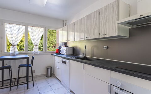 Les Roches Fleuries: Meubilair, Interieur Ontwerp, Stoel, Flooring, Tafel, Toevlucht, Verdieping, Plafond, Kamer, Eco Hotel