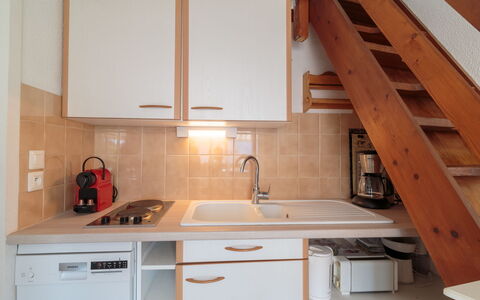 Les Argentines: Gootsteen, Cabinetry, Wastafel, Countertop, Eigendom, Kraan, Wit, Gebouw, Keuken, Fornuis