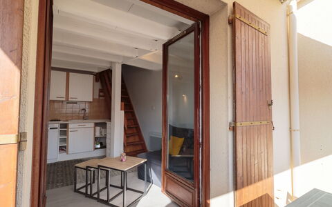 Les Argentines: Meubilair, Deur, Hout, Flooring, Gebouw, Tafel, Verdieping, Woonkamer, Home Deur