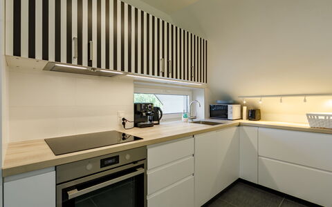 Erika: Cabinetry, Countertop, Eigendom, Toestel Van De Keuken, Huishoudapparatuur, Fornuis, Keuken, Hout, Verlichting, Interieur Ontwerp