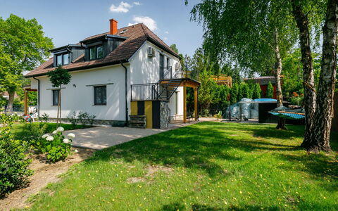 Erika: Fabriek, Lucht, Gebouw, Eigendom, Venster, Boom, Wolk, Land Lot, Natuurlijk Landschap, Huis