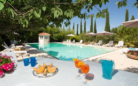 Villa Lorenzana: Water, Fabriek, Eigendom, Meubilair, Zwembad, Azure, Natuur, Tableware, Stoel, Boom