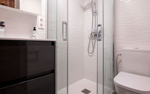 Strand Ii: Eigendom, Douchekop, Loodgieterswerkinrichting, Cabinetry, Deur Van De Douche, Gebouw, Badkamer, Douchestang, Douchepaneel