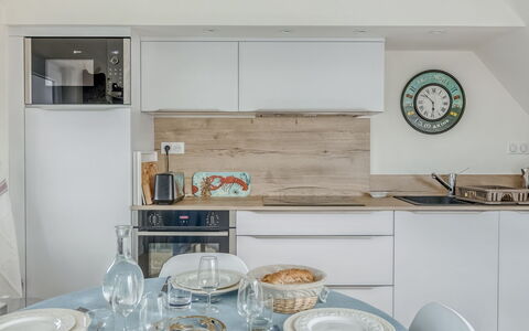 Fleurs D'Ajoncs: Tableware, Eigendom, Meubilair, Dishware, Interieur Ontwerp, Keuken, Cabinetry, Bord, Gebouw, Toestel Van De Keuken