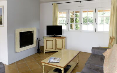 Hameaux de la Calade V68I 644.1: Meubilair, Bankstel, Televisie, Hout, Interieur Ontwerp, Tafel, Woonkamer, Verdieping, Flooring, Fotolijst