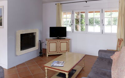 Hameaux de la Calade V810I 644.2: Meubilair, Tafel, Bankstel, Hout, Televisie, Woonkamer, Venster, Interieur Ontwerp, Verdieping, Flooring