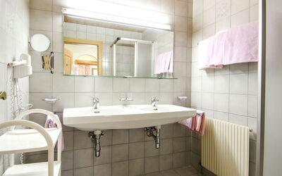 Apart Maashof i 1.1: Spiegel, Kraan, Wastafel, Wastafel In De Badkamer, Loodgieterswerkinrichting, Eigendom, Badkamer, Gebouw, Architectuur, Interieur Ontwerp