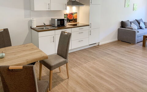 Spiekeroog: Cabinetry, Eigendom, Meubilair, Countertop, Bankstel, Keuken, Tafel, Toestel Van De Keuken, Gebouw, Hout