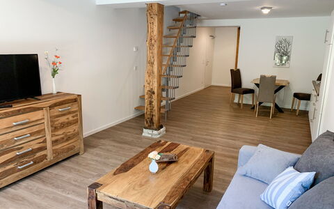 Spiekeroog: Tafel, Meubilair, Eigendom, Cabinetry, Bankstel, Gebouw, Hout, Comfort, Interieur Ontwerp, Huis