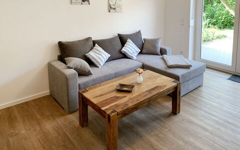 Spiekeroog: Tafel, Bankstel, Meubilair, Eigendom, Product, Comfort, Hout, Interieur Ontwerp, Venster, Verlichting