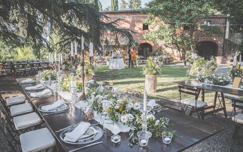 Castelletto Weddings And Events: Fabriek, Tafel, Eigendom, Meubilair, Tableware, Plantkunde, Stoel, Boom, Gebouw, Verlichting