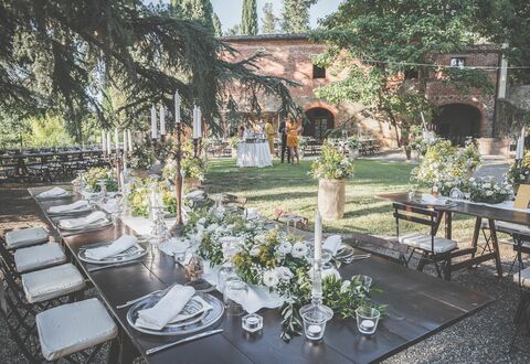 Castelletto Weddings And Events: Fabriek, Tafel, Eigendom, Meubilair, Tableware, Plantkunde, Stoel, Boom, Gebouw, Verlichting
