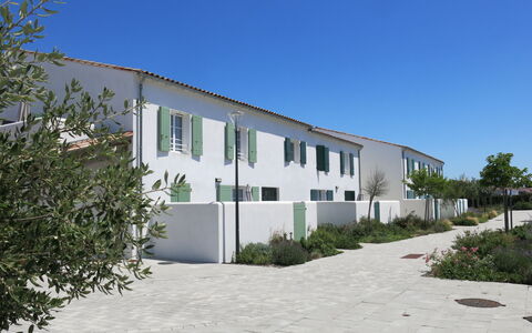 Ile de Re 651: Buitenmeubels, Huis, Meubilair, Deur, Buitentafel, Stoel, Keuken En Eettafel, Schaduw, Balkon, Veranda