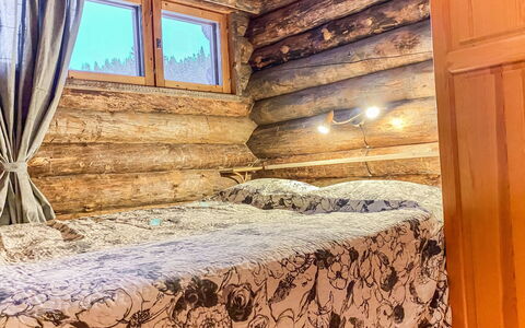 Salmikankaan Kelo D2: Hout, Slaapkamer, Bedding, Laken, Linens, Beits, Bed, Hardwood, Plafond, Blokhut