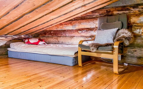 Salmikankaan Kelo D2: Hout, Flooring, Verdieping, Houten Vloer, Interieur Ontwerp, Hardwood, Meubilair, Zolder, Kamer, Beits