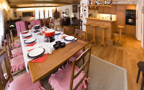 Saanen 100: Tafel, Meubilair, Stoel, Interieur Ontwerp, Verlichting, Keuken En Eettafel, Gebouw, Tableware, Hout, Flooring