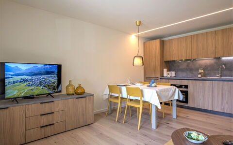 Chesa Stè 8: Meubilair, Tafel, Gebouw, Cabinetry, Hout, Interieur Ontwerp, Woonkamer, Verdieping, Televisie, Flooring
