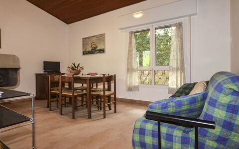 Villaggio Laura: Meubilair, Tafel, Stoel, Gebouw, Kamerplant, Hout, Bloempot, Comfort, Fabriek, Architectuur