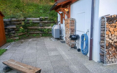 Ambigu: Gebouw, Fabriek, Hout, Openluchtbank, Asfalt, Weg Oppervlak, Huis, Buitenmeubels, Muur, Flooring