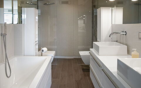 Chesa Piz Padella - St. Moritz: Badkamer, Interieur Ontwerp, Wastafel In De Badkamer, Flooring, Loodgieterswerkinrichting, Verdieping, Wastafel, Muur, Badkamerkast, Kraan