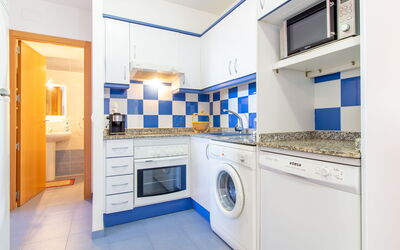 Mar de Oropesa Ii 115.2: Cabinetry, Meubilair, Countertop, Fornuis, Azure, Keuken, Interieur Ontwerp, Huishoudapparatuur, Architectuur, Hout