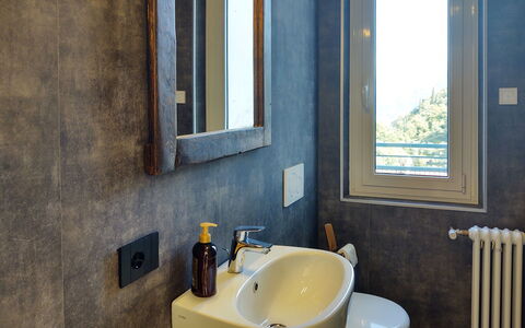 Villa Canonica: Kraan, Loodgieterswerkinrichting, Wastafel, Wastafel In De Badkamer, Venster, Spiegel, Badkamer, Azure, Hout, Purper