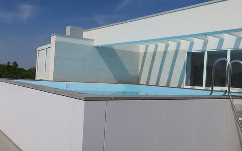 Bibione 755: Wolk, Lucht, Azure, Rechthoek, Schaduw, Hout, Stedelijk Ontwerp, Samengesteld Materiaal, Facade, Helling