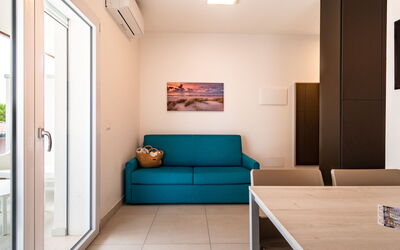Iris Suite 755.1: Bankstel, Meubilair, Fotolijst, Comfort, Hout, Interieur Ontwerp, Rechthoek, Architectuur, Flooring, Woonkamer