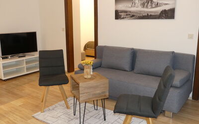 Siegl 615.1: Meubilair, Bankstel, Eigendom, Tafel, Comfort, Hout, Woonkamer, Interieur Ontwerp, Gebouw, Flooring