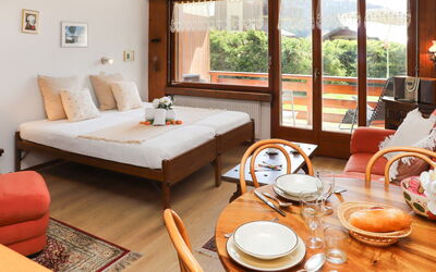 Verbier 231: Tafel, Meubilair, Eigendom, Gebouw, Tableware, Comfort, Dishware, Hout, Venster, Oranje