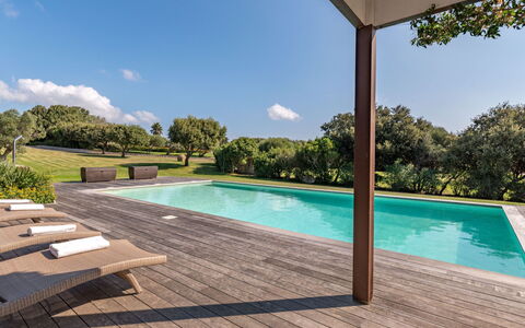 Villa Lavezzi: Water, Lucht, Wolk, Eigendom, Fabriek, Zwembad, Boom, Schaduw, Gebouw, Rechthoek