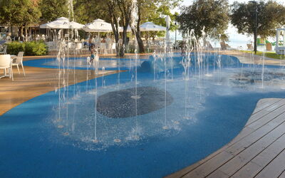Rovinj Bale 312: Water, Watervoorraden, Lucht, Eigendom, Azure, Boom, Zwembad, Fontein, Zwemwater, Fabriek