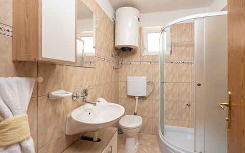 Novigrad (Zadar) 141: Interieur Ontwerp, Flooring, Verdieping, Loodgieterswerkinrichting, Wastafel, Kamer, Wastafel In De Badkamer, Meubilair, Badkamer, Loodgieter
