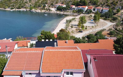 Novigrad (Zadar) 141: Water, Gebouw, Venster, Eigendom, Boom, Hout, Stedelijk Ontwerp, Meer, Buurt, Fabriek