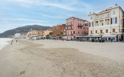 Terrazza sul Molo: Lucht, Wolk, Voedsel, Fabriek, Tableware, Tafel, Venster, Berg, Fruit, Hout
