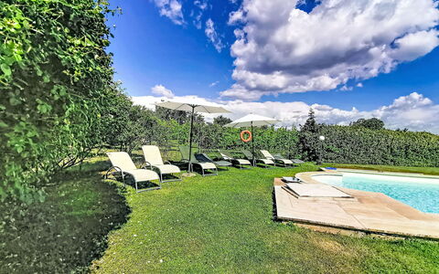 La Quercia: Blauw, Zwembad, Tuin, Buitenmeubels, Gazon, Toevlucht, Landscaping, Schaduw, Ligstoel, Eco Hotel