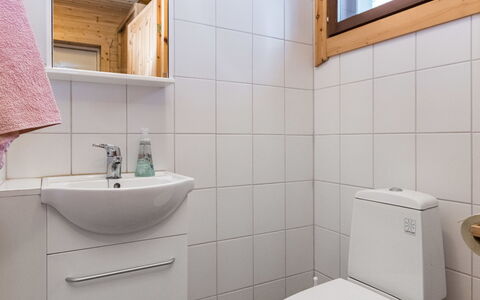 Muikku: Bed, Meubilair, Slaapkamer, Interieur Ontwerp, Bedding, Laken, Flooring, Hout, Verdieping, Kamer