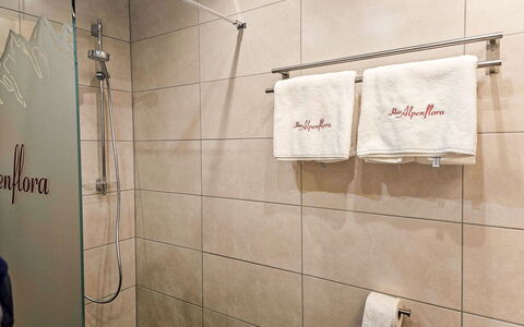 Alpenflora: Flooring, Slaapkamer, Bedding, Bed, Bed Frame, Linens, Laken, Hardwood, Matras, Houten Vloer