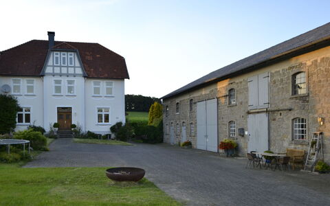 Am Rotenberg: Fabriek, Lucht, Venster, Eigendom, Gebouw, Deur, Huis, Land Lot, Gras