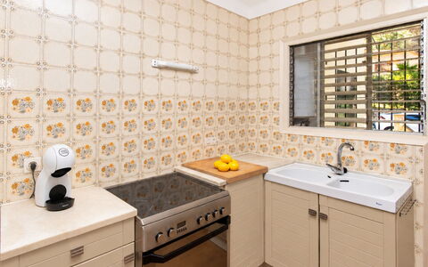 Melis 1: Loodgieterswerkinrichting, Flooring, Interieur Ontwerp, Keuken, Verdieping, Cabinetry, Countertop, Wastafel, Tegel, Kraan