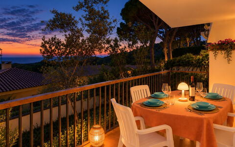 Melis 1: Meubilair, Verlichting, Stoel, Eco Hotel, Buitenmeubels, Avond, Toevlucht, Keuken En Eettafel, Schemer, Balkon
