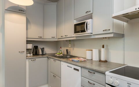 Torniniemi: Toestel Van De Keuken, Keuken, Countertop, Cabinetry, Major Appliance, Interieur Ontwerp, Meubilair, Hout, Flooring, Gootsteen