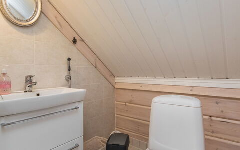 Torniniemi: Flooring, Loodgieterswerkinrichting, Hout, Verdieping, Badkamer, Loodgieter, Interieur Ontwerp, Badkamerkast, Kraan, Wastafel