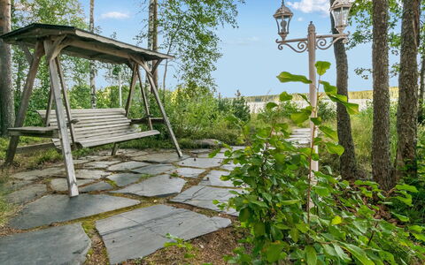 Torniniemi: Tuin, De Lente, Flagstone, Landscaping, Schaduw, Gang, Werf, Backyard, Park, Buitenmeubels
